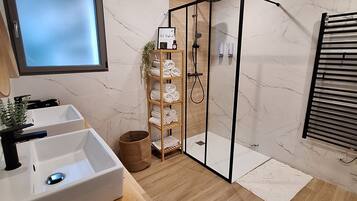 Suihku, hiustenkuivaaja, pyyhkeet, saippua