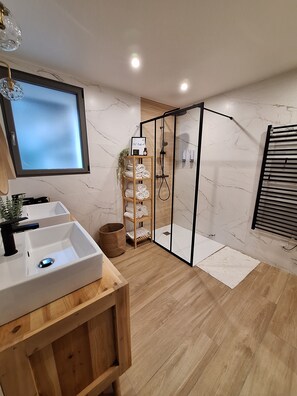 Regadera, secadora de cabello, toallas, jabón