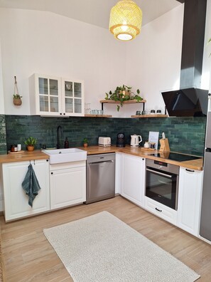 Kühlschrank, Mikrowelle, Ofen, Herdplatte