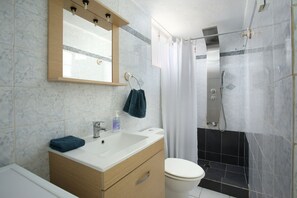 Een haardroger, handdoeken, shampoo, toiletpapier