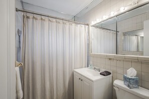 Haartrockner, Handtücher, Seife, Shampoo