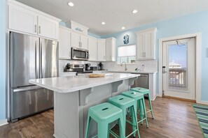 Fridge, microwave, oven, stovetop - Sea Krewe~Beachfront~Sleeps 10~Updated (Dauphin Island)