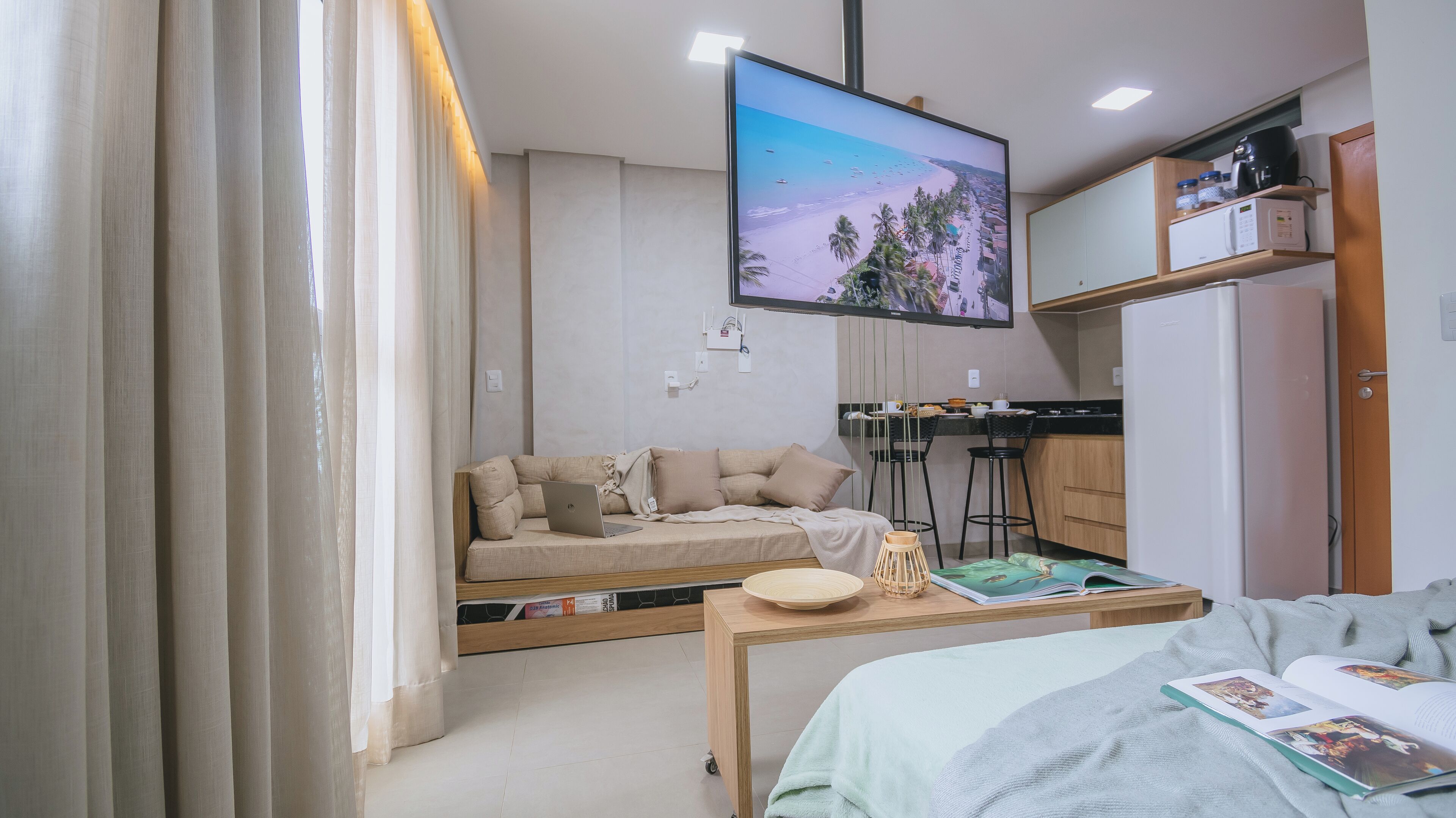 家庭开间套房 | 起居区 | 40-英寸智能电视（配备数码频道）、Netflix、智能音箱