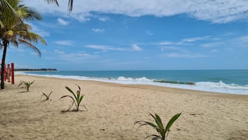 På stranden og hvit sand