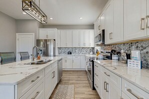 Fridge, microwave, oven, stovetop - Charming dog-friendly lakefront villa with private dock, firepit, stunning views (Orange)