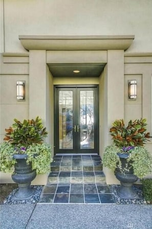 Exterior detail - Stunning Luxury Waterfront Home (Sammamish)