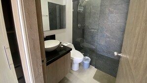 Apartamento conforto | Banheiro | Chuveiro, chuveiro com efeito de chuva, secador de cabelo 
