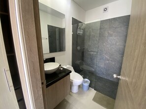 Comfort Apartment | Bathroom | Shower, rainfall showerhead, hair dryer, towels - APARTAMENTO PISO 26 (Cartagena)