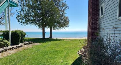 2 BR Cottage on the Sandy Beaches of Lake Huron- Greenbush- Sunrise Side