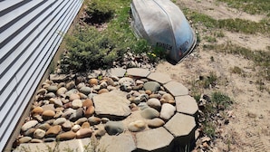 Une maison avec un chemin de pierre menant à une plage.