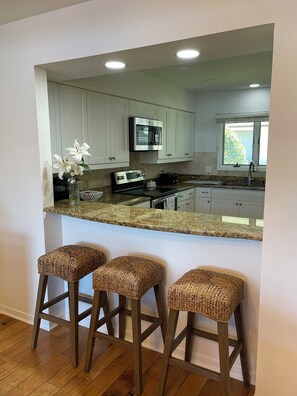 Micro-ondes, four, plaque de cuisson, lave-vaisselle