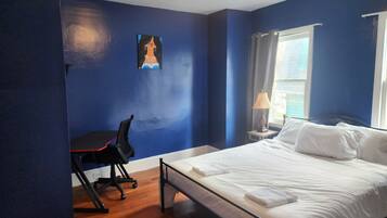 3 habitaciones, escritorio y tabla de planchar con plancha