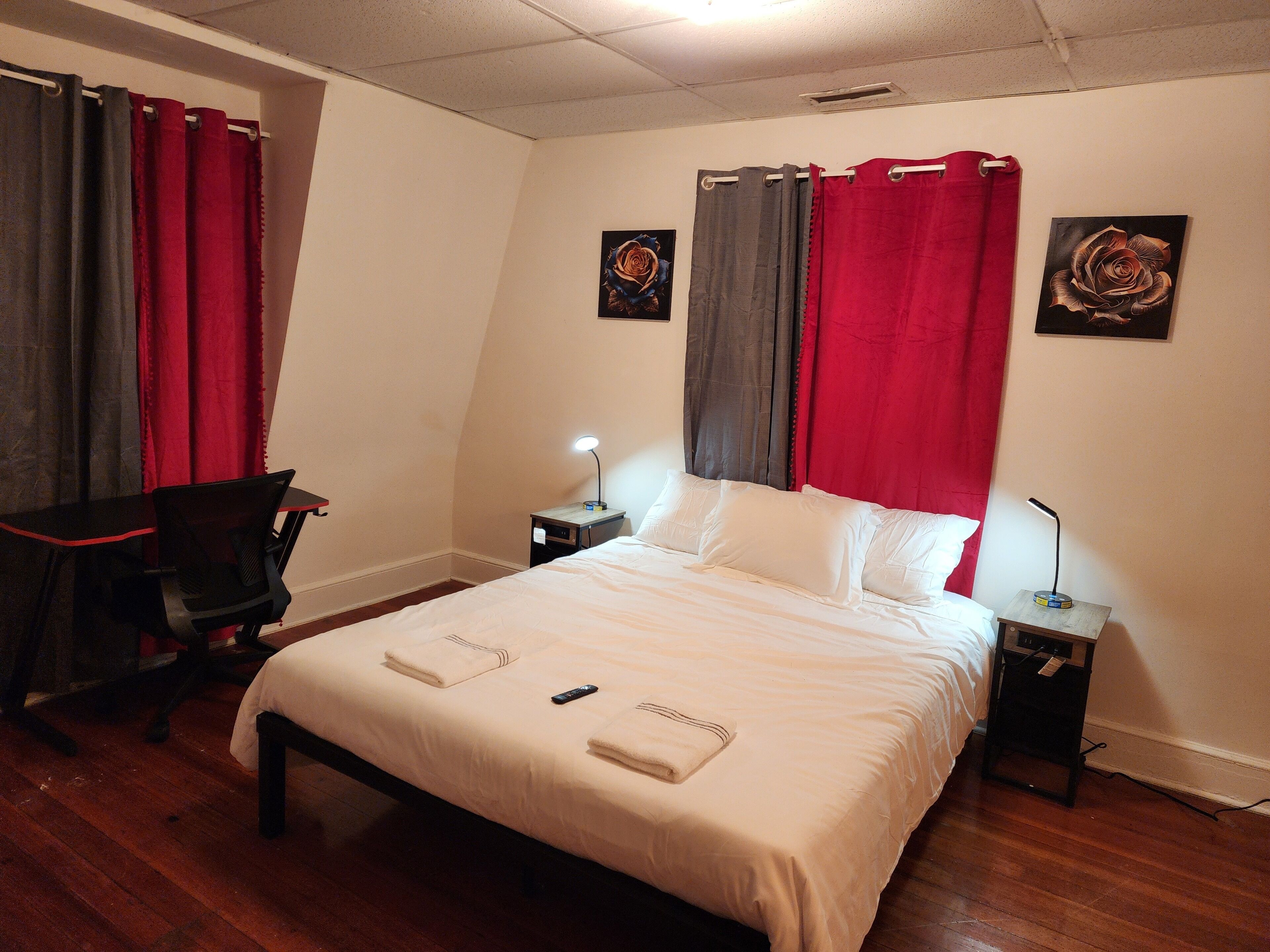 3 bedrooms, desk, iron/ironing board, travel crib