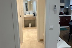 Shower, hair dryer, bidet, towels
