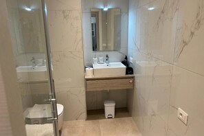 Dusche, Haartrockner, Bidet, Handtücher