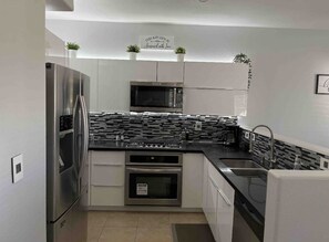 雪櫃、微波爐、焗爐、爐具