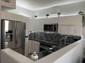 Refrigerador, microondas, horno, placa de cocina