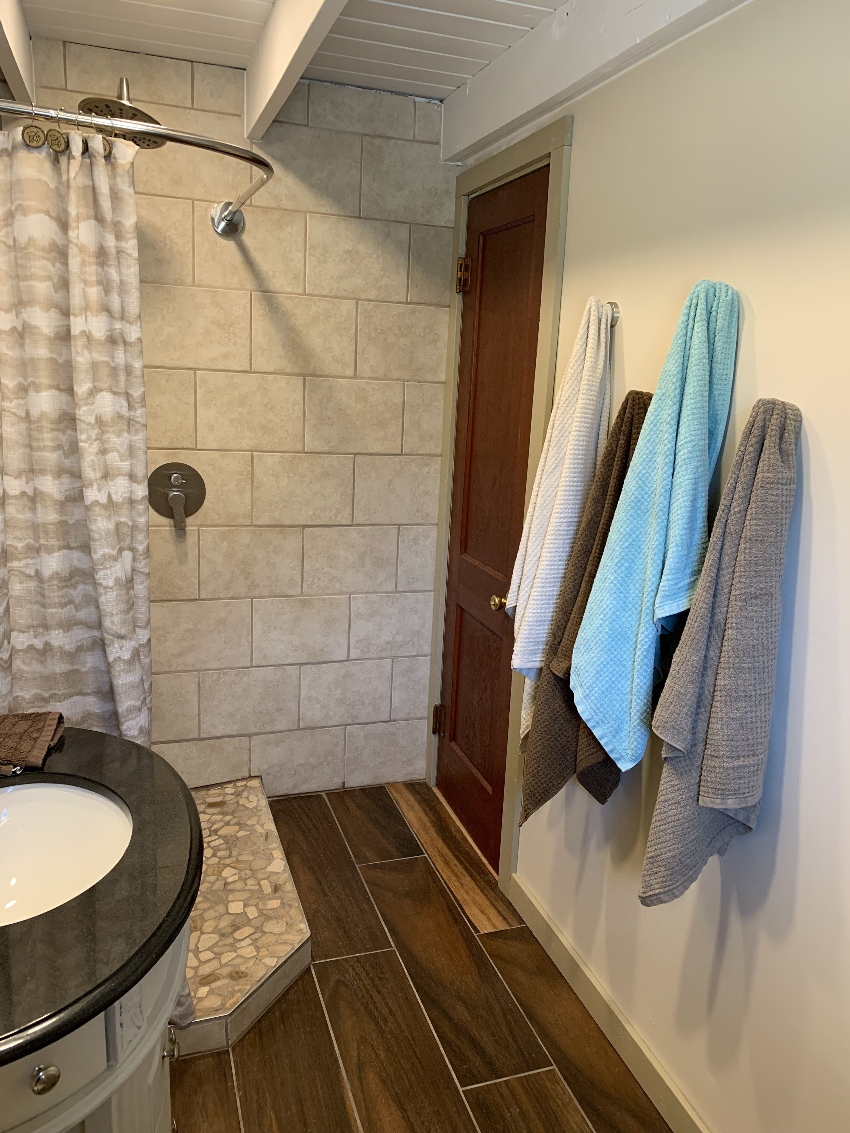 Doccia, asciugamani, sapone, shampoo