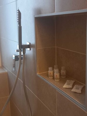 Een haardroger, handdoeken, zeep, toiletpapier