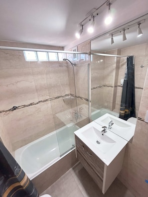 Asciugacapelli, bidet, asciugamani, sapone