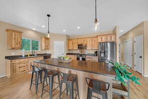 Fridge, microwave, oven, stovetop - Serenity in the Mountain Pines at The Cypress Point Lodge (Flagstaff)