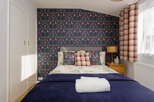 City House | 4 bedrooms, desk, blackout drapes, iron/ironing board