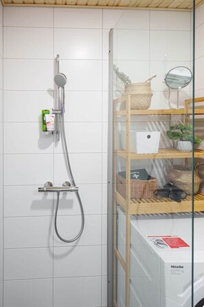 Shower, hair dryer, towels, soap - Cozy 1-bed super flat, 20 min to Helsinki/Airport (Vantaa)