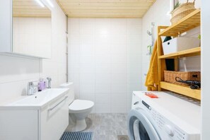 Douche, sèche-cheveux, serviettes fournies, savon