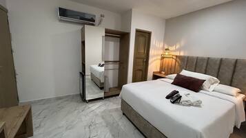 Habitación Business doble | Edredones de plumas, minibar, escritorio y tabla de planchar con plancha