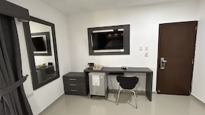 A room with a desk, chair, and a large mirror. - HOTEL LA CASA 3 (Montería)
