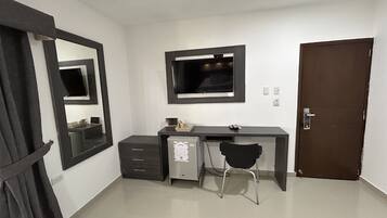 Suite Confort | Edredones de plumas, minibar, escritorio y tabla de planchar con plancha