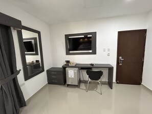Comfort Suite | Down comforters, minibar, desk, iron/ironing board - HOTEL LA CASA 3 (Montería)