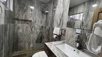 Kahden hengen businesshuone | Kylpyhuone | Suihku, hiustenkuivaaja, pyyhkeet, saippua