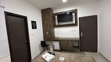 Habitación Business doble | Edredones de plumas, minibar, escritorio y tabla de planchar con plancha