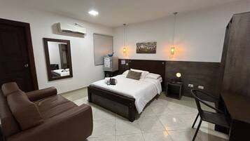 Kahden hengen executive-huone | Untuvapeitot, minibaari, työpöytä, silitysrauta/-lauta