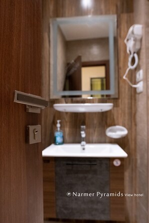 Douche, sĂšche-cheveux, bidet, serviettes fournies