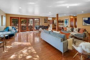 Living area - Sophisticated 4Br/4Ba Estate w/ Pool (Sonoma)