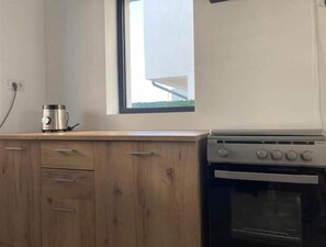 Fridge, oven, stovetop, coffee/tea maker