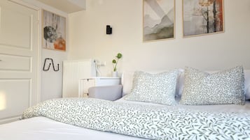 1 sovrum, skrivbord, strykjärn/strykbräda och resesäng