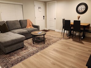 Smart TV, fireplace, books, computer monitors - Clean, Quiet 2 Bdrm near Provo w/ Direct Access to City Park

 (Springville)