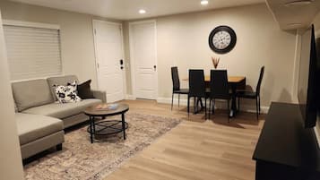 TV connectée, cheminée, livres, écrans d'ordinateur