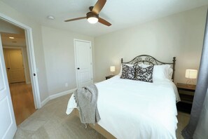 2 sovrum, skrivbord, strykjärn/strykbräda och resesäng