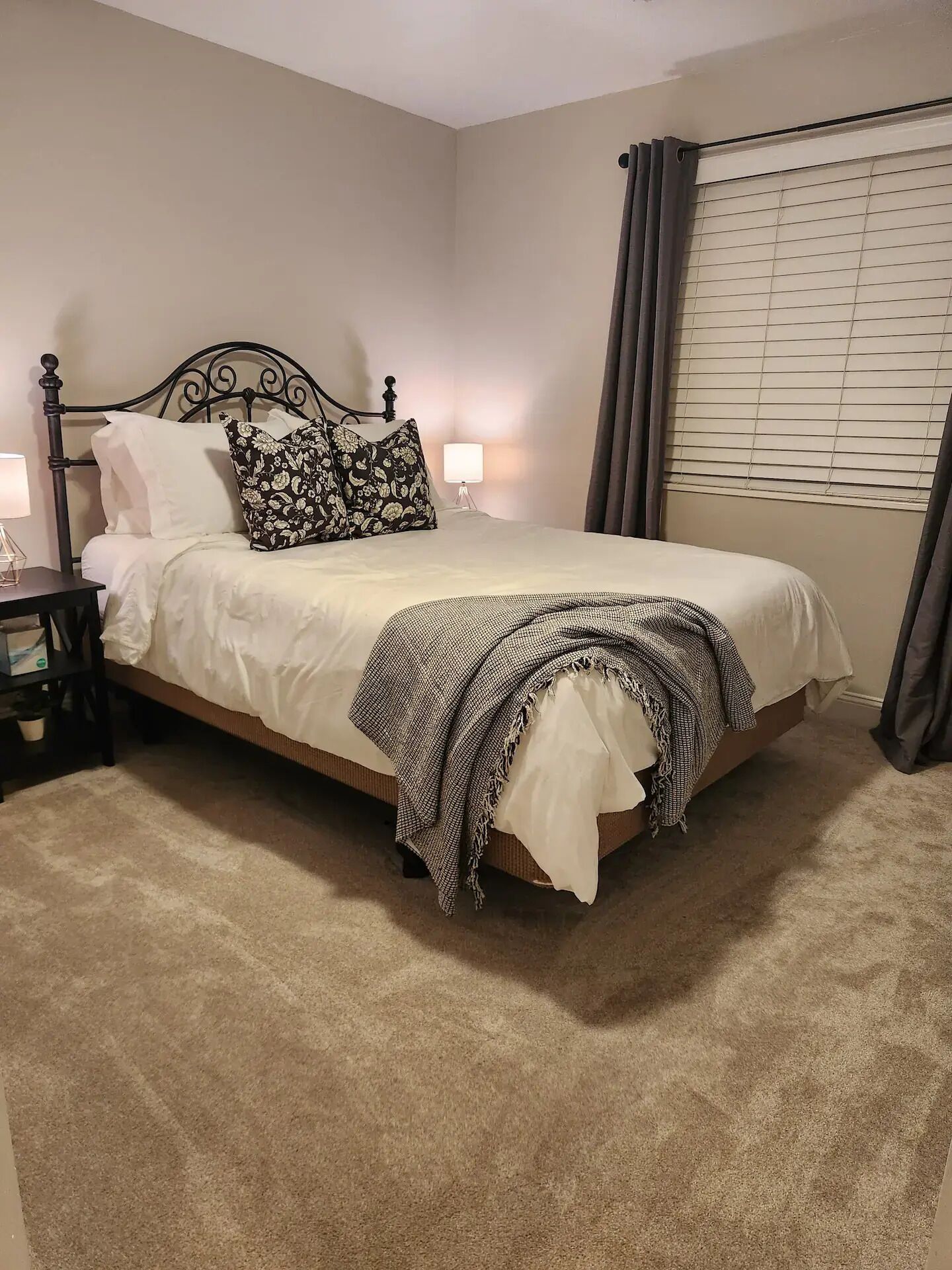 2 slaapkamers, een bureau, een strijkplank/strijkijzer, reisbedje