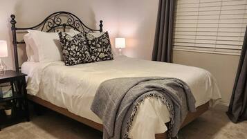 2 slaapkamers, een bureau, een strijkplank/strijkijzer, reisbedje