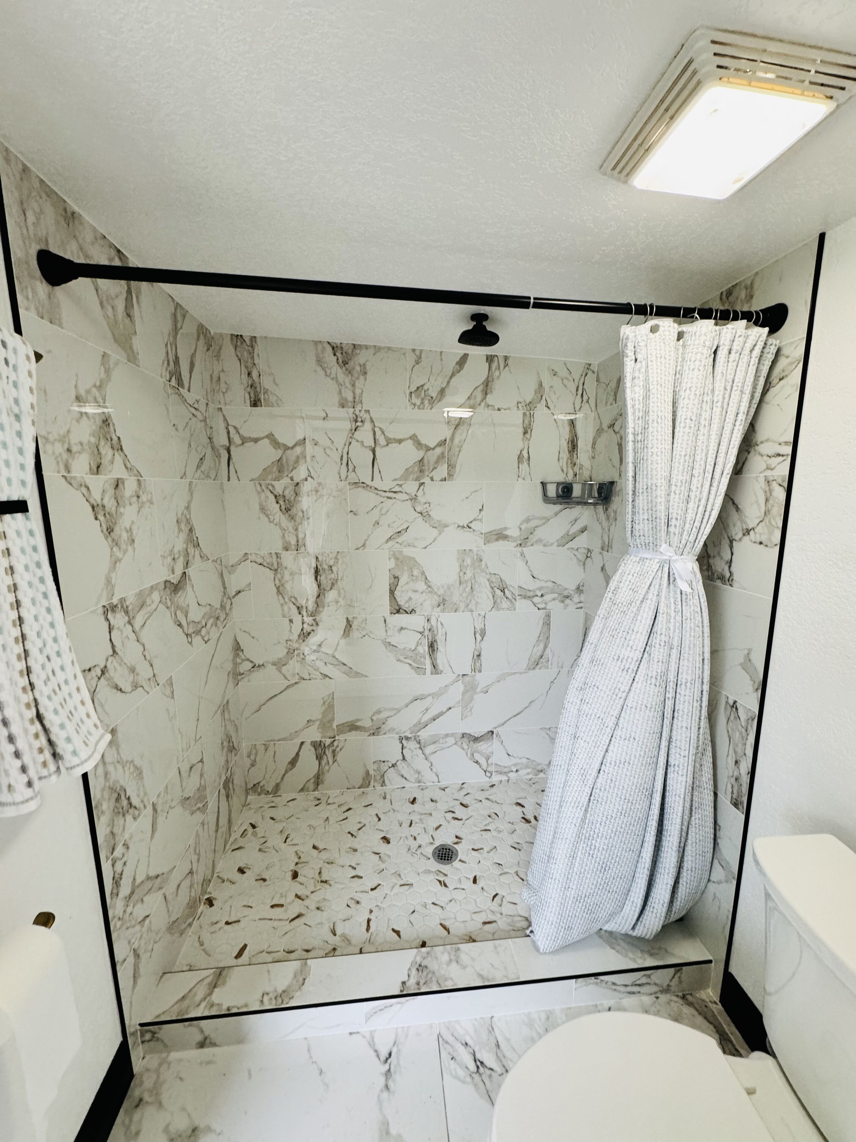 Dusche, Handtücher, Seife, Toilettenpapier