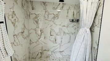 Dusche, Handtücher, Seife, Toilettenpapier