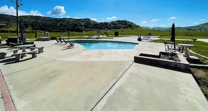 Cozy Private Suite with bathroom, 28 mins from Sequoia National Park.