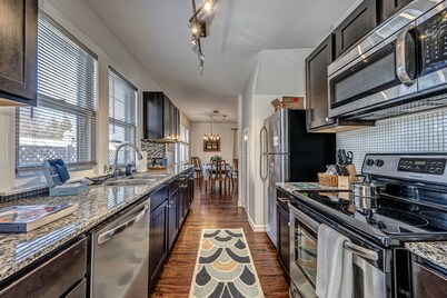 Artist Cottage - Walk to Great Shops and Restaurants 