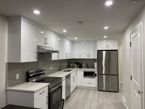 Een koelkast, een magnetron, een oven, een kookplaat