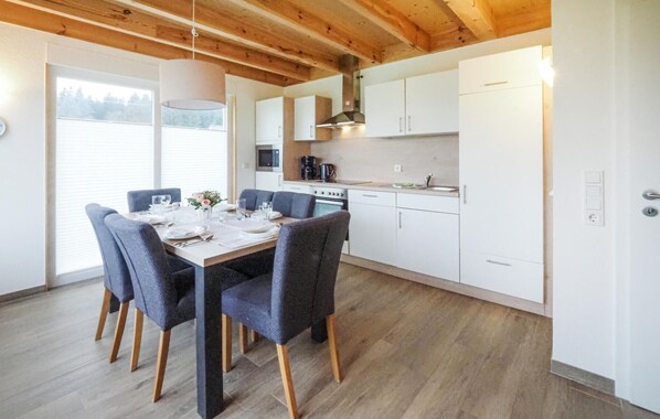 Fridge, microwave, stovetop, dishwasher - Ferienpark Wolfsschlucht (Prüm/OT Walcherath)